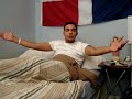 JD recostado y relajado viendo tv pero mandando pila de fueg