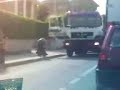 Il camionista preciso e rispettoso della segnaletica Il camionista preciso e rispettoso della segnaletica