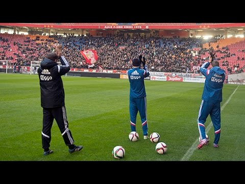 Training - Ajax is klaar voor de klassieker. Zaterdag werkte de selectie de laatste training af en werd de ploeg toegezongen door de aanwezige fans.