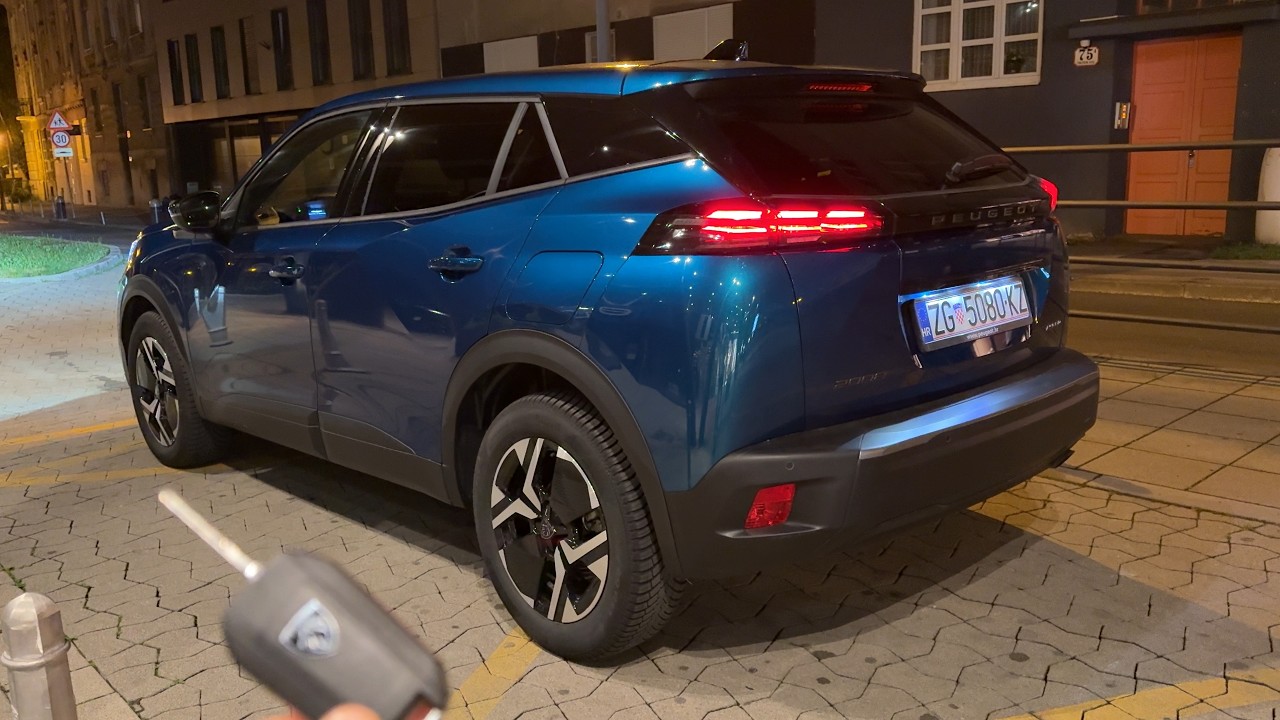 PEUGEOT 2008 FACELIFT 2026 at night - UNIQUE LED lights, indicators, ANALOG CLUSTER