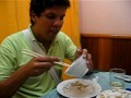 Comiendo con palitos