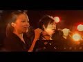 作词：吴青峰作曲：吴青峰你的眼睛蓝色的一面海总是太安静像是会有暴风雨呼唤一个夏季也许那天都逝去海面闪着泪像梦境你的眼睛闪烁的一面海平静地叹息洒了一片碎玻璃穿过一座岛屿也许那天都死去海浪都沉默累不累作一场冒险的表演走过千秋万岁寂寞的云烟下雨天没有地点可以搁浅拍一张分别的纪念努力远走高飞失眠的海面地平线彩虹消失在一瞬间其实从头到尾谁又得到了水仙其实从头到尾走了错误的航线让海水都没去你我的脸闭上眼回到原点一个语言两个世界