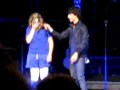 Joe Jonas cantando 
