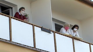 Koncert pod balkony Domova pro seniory