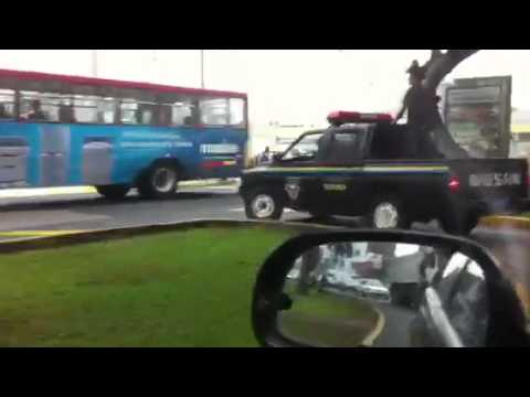 Serenazgos de Surquillo usan la tolva de su patrullero para llevar un pasajero
