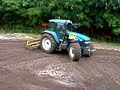 New Holland 8560 aan het egaliseren New Holland 8560 aan het egaliseren
