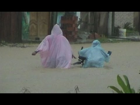 LUCKY ESCAPE FROM FLOODS IN BOLIVIA - BBC NEWS
