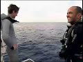 exclusivit�- film complet in�dit!
en 2004, la mer rouge accueille les plongeurs de l'�quipe cousteau, 50 apr�s les images r�volutionnaires du film � le monde du silence �, de jacques yves cousteau et de louis malle.

gr�ce aux aventuriers de la calypso qui pendant deux ann�es explor�rent les fonds sous-marins de la m�diterran�e � l'oc�an indien, un public �merveill� d�couvrait � la fois la beaut� du spectacle insoup�onn� de la vie sous-marine et le sentiment que cette extraordinaire richesse de la nature devait �tre prot�g�e. aujourd'hui, l'equipe cousteau � bord du navire alcyone revisite les lieux explor�s par le commandant cousteau.