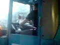 Autobusa vadītājs lasot grāmatu brauc pie stūres