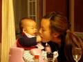 videos de Chee Yuen eating baby fingers