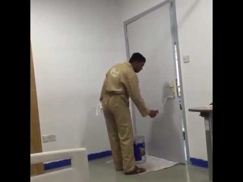 #فيديو : عامل يدهن باب غرفة والمريض داخلها في مستشفى بقيق الحكومي