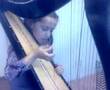 Anna speelt harp