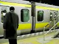 At Ochanomizu Station, the JR Chuo Local Line(Yellow train) and the Chuo Rapid Line(Red train).오차노미즈역 JR 추오선 전철 타는 곳.황색 전철이 일반열차이며, 붉은 전철은 쾌속열차이다.오차노미즈역은 다리 아래에 승강장이 있다.플랫폼에 교각이 서있기 때문에, 사람들은 교각아래를 빠져 나가 서로 전철을 갈아 탄다.御茶ノ水駅・JR中央線ホーム。黄色の電車は各駅停車、赤い電車は快速電車。御茶ノ水駅は橋の下に乗り場があり、ホームに橋脚があるので、人びとは橋脚の下をくぐり抜けて相互の電車を乗り換える。