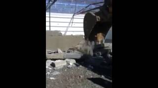 سكان قرية الزرنوق يهدمون مسجدهم باياديهم