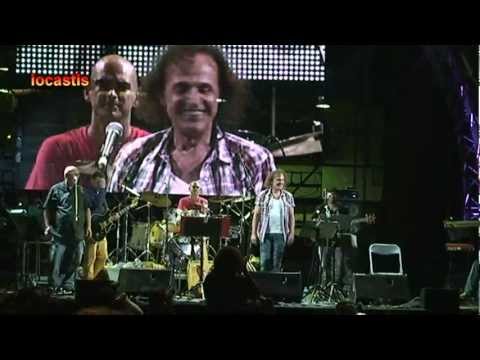 ΚΟΥΡΣΑΡΟΣ - Η συμμετοχή του Βασίλη Παπακωνσταντίνου στη συναυλία του Λάκη Παπαδόπουλου που έγινε στις 5-6-2012 στη τεχνοπολη στο Γκάζι ερμηνεύοντας...