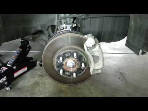 2013 Kia Soul – Checking Front Brake Pads & Rotor At 30K Miles