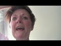 un matin, alexandra s'aper�oit qu'on lui a vol� son denis brogniart un nain de jardin a qui elle tiens tous particuli�rement on suivra toute la journ�e la folle aventure d'alexandra dans sa recherche de denis.