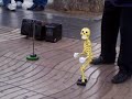 squelette qui danse dans les rues de Barcelone