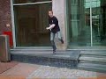 Jah uuh Thom sTond Ineens Smaen met Dj Roy AAn slebuu Zijn deur en vroegen of hij video kwam maken .... naj slebuu niet zo goed komt door de stoep ;p;p naj Enjoy This movie
