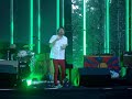 SECONDO DI TRE VIDEOLa seconda e ultima data italiana dei Radiohead, ancora all'Arena Civica di Milano ha visto la band di Oxford trionfare nuovamente con una scaletta con più di una variazione rispetto a quella della sera prima anche se ugualmente incentrata sui brani di In Rainbows. Pubblico entusiasta con molti fan che hanno fatto il bis e altri arrivati da ogni parte d'Italia. Fra loro anche Max Gazzé e Max Casacci dei Subsonica, con maglietta raffigurante la copertina di Unknown Pleasures dei Joy Division. Thom Yorke, pantaloni rossi e camicia striminzita bianca, sembra invece uno dei White Stripes ma è molto meno cool di Meg&Jack. Però basta la prima pennata per trasformare il ranocchio nel re del rock del terzo millennio, colui che assieme ai suoi quattro scudieri ha instaurato con il suo pubblico un rapporto talmente viscerale da non avere termini di paragone con gli altri gruppi che hanno debuttato dal 1990 in poi, il tutto grazie a una rara coerenza (e non si parla di musica) e a iniziative come la messa on line sostanzialmente gratuita dell'ultimo album e l'impegno ecologista mirante a produrre meno anidride carbonica possibile con questo e i prossimi tour, giacché la Terra non gode esattamente di buona salute. Ecco tutti i brani eseguiti nel secondo e ultimo concerto milanese:Reckoner15 StepThe National AnthemAll I NeedNudeAirbagThe GloamingDollars And CentsArpeggiFaust ArpHow To Disappear CompletelyJigsaw Falling Into PlaceA Wolf At The DoorVideotapeEverything In Its Right PlaceIdiotequeBodysnatchersHouse Of CardsThere ThereBangers And MashJustThe TouristGo Slowly2+2=5Paranoid Android