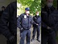 Polizei Berlin weist Frau an, Grundgesetz bei Demo wegzustecken!