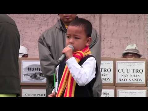 hugo - Nhac Pham Trieu con Tim cua nhac si Truc Ho, Be Hugo hat tai cuoc di bo cuu tro nan nhan bao Sandy.