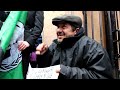 Anonymous font pleurer un sans-abri