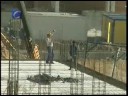 Redacción Central, 24 julio (CERES TV).-El desempleo aumentó en 207.400 personas en el segundo trimestre del año respecto al trimestre anterior, con lo que el número total de parados se situó en 2.381.500 y la tasa aumentó hasta el 10,44%, según la Encuesta de Población Activa (EPA) difundida por el INE.El dato es el más alto desde el cuarto trimestre de 2004, cuando alcanzó el 10,56%, mientras que el número total de parados es el más elevado desde octubre-diciembre de 2000, cuando superó los 2,4 millones de afectados.Entre abril y junio, el mayor aumento se produjo en el sector de la construcción con 87.100, seguido de los servicios con 39.700, el colectivo que perdió su empleo hace más de un año (29.400), los que buscan su primer trabajo (24.700), la industria (19.500) y la agricultura(7.000).En el primer trimestre de 2008, la tasa se situó en el nivel más alto de los últimos tres años, al alcanzar el 9,6%. Entre enero y marzo, el número de parados aumentó en 246.600 personas respecto a octubre y diciembre de 2007.El desempleo crece en 132.000 personas entre los españoles y en 75.300 entre los extranjeros. La tasa de paro de los nacionales es del 9,34 por ciento (62 céntésimas más) y la de los extranjeros del 16,4 por ciento (1,82 puntos más)La construcción sigue siendo la actividad más afectada por la crisis económica y en los últimos doce meses se ha saldado 211.600 nuevos parados, el 123 por ciento más que un año antes.El incremento del paro se produjo en todas las edades. con especial incidencia entre los de 25 y 54 años. que sumaron 126.000 nuevos parados, el 38,2 por ciento más que hace un año.El aumento de paro también está afectando más a los hombres que a las mujeres, ya que mientras los parados aumentaron en 164.300 (el 16,3% más que en el primer trimestre y el 51,5% más que hace un año), las desempleadas lo hicieron en 43.100 (3,7% y 22,4% más).No obstante, la tasa de paro masculina se situó en el 9 por ciento, mientras que la femenina alcanzó el 12,3 por ciento.Por comunidades, Andalucía fue la más afectada por el aumento del paro, que se incrementó en 56.400 personas, seguida de la Comunidad Valenciana, con 52.200 más y de Madrid, con 50.800 nuevos parados, mientras que por el contrario el paro sólo bajó en Baleares (10.300), Asturias (2.500), Extremadura (1.500) y Navarra (1.400).
