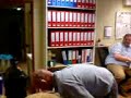 George krijgt een taart op z'n kop gesmeten door priscill