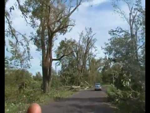wideo przedstawia widok po przejściu nawałnicy 11-12 września 2011 droga Witnica Pyrzany  woj. lubuskie Aż dziwne że nikt nie zginął.tragedy horror nightmare storm tornado storm tornado