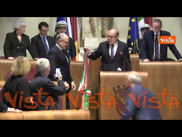 Carlo Verdone restituisce la fascia tricolore a Gualtieri dopo la giornata da Sindaco di Roma