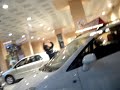 Toni en la tiende coches