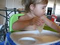 Chloe boit son lait comme une grande
