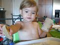 Chloe boit son lait comme une grande