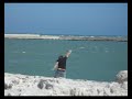 Ragazzo cade in acqua