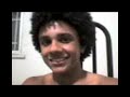 Criança brincando com merda
