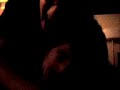 4 pazzi ragazzi cazzeggiano in una stanza con musica ad alto volume