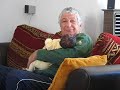 A un mois... dans les bras de papy