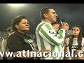 fue una fiesta completa. rodeado de su familia, sus amigos, y la afici�n que tantas veces celebr� sus goles, v�ctor hugo aristiz�bal, la leyenda del gol, le dijo adi�s a la canchas como jugador profesional, en un partido que no s�lo sirvi� para reunir grandes figuras del balompi� sudamericano, sino para hacerle un homenaje al hombre que naci� y creci� con la camisa verdolaga.

el encuentro que finaliz� 2-2, permiti� que hasta aristi tuviera la oportunidad de convertir un golazo de chilena, y errar un penal en la primera parte. seguido de los compa�eros que hicieron su vida deportiva en este equipo y en muchos otros del continente, v�ctor, le entreg� a 44.000 almas el pasado 12 de julio un pedazo de su coraz�n, ese que se queda en todos los que sienten un amor inmenso por atl�tico nacional.