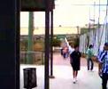 Antes del partido, bajando las lonas