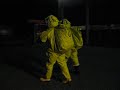 Brandweermannen in Chemi-pakken