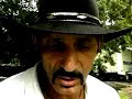 zydeco  joe mouton explique qu'il joue de la musique zydeco, cadjin, et blues.  il ajoute qu'il y a de petites differences entre les genres musicaux.