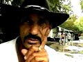 zydeco  joe mouton explique qu'il joue de la musique zydeco, cadjin, et blues.  il ajoute qu'il y a de petites differences entre les genres musicaux.