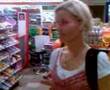 Małgorzata Foremniak na stacji paliw