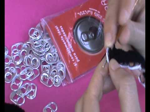chapas de latas - Tutorial en video para hacer un monedero con anillas de latas de refresco. Visita nuestra tienda onlinde de lanas http://www.lacasadelpunto.es Y nuestro blog...
