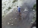Donna all'avventura nel tevere per riprendere il pallone