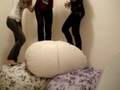 Pulando nos pufs :D