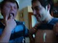 2 frikis se ponen nata en los pezones y un friki se los xupas