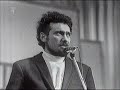 Waldemar Matuška - rok 1969 Bílé mám tě rád zkouším křídou psát, pojď se mnou, lásko má, tou dálkou k nám, kde je ta nejměkčí tráva, co znám, pojď se mnou, lásko má, v té trávě číst o smyslu návratů do rodných hnízd. Bílé mám tě rád zkouším křídou psát, pojď se mnou, lásko má, a dej se vést, pár šípků v údolí tam bude kvést, pojď se mnou, lásko má, iv houštinách jsou cesty k návratům na rodný práh. Lásko má, lásko má, dej se vést a polož bílou růži za nás na ten práh. Bílé mám tě rád zkouším křídou psát, pojď se mnou, lásko má, a dej se vést. Pár šípků v údolí tam bude kvést, pojď se mnou, lásko má, iv houštinách jsou cesty k návratům na rodný práh. Lásko má, lásko má, bílá.