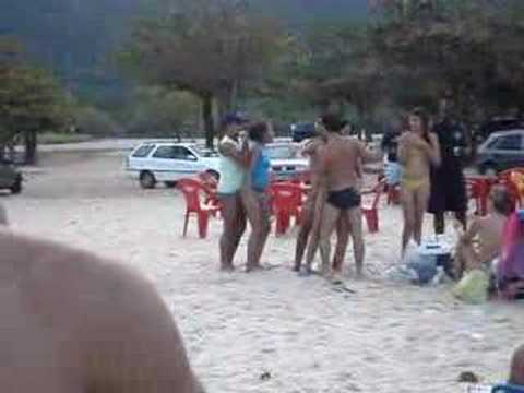 coisas bizaras - Extranhamente ocorrem fatos bizarros à luz do dia na praia do Grumari !